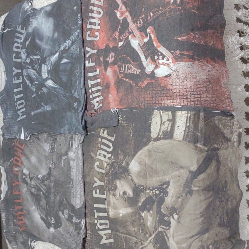 Official MOTLEY CRUE Individual shirt. Medium